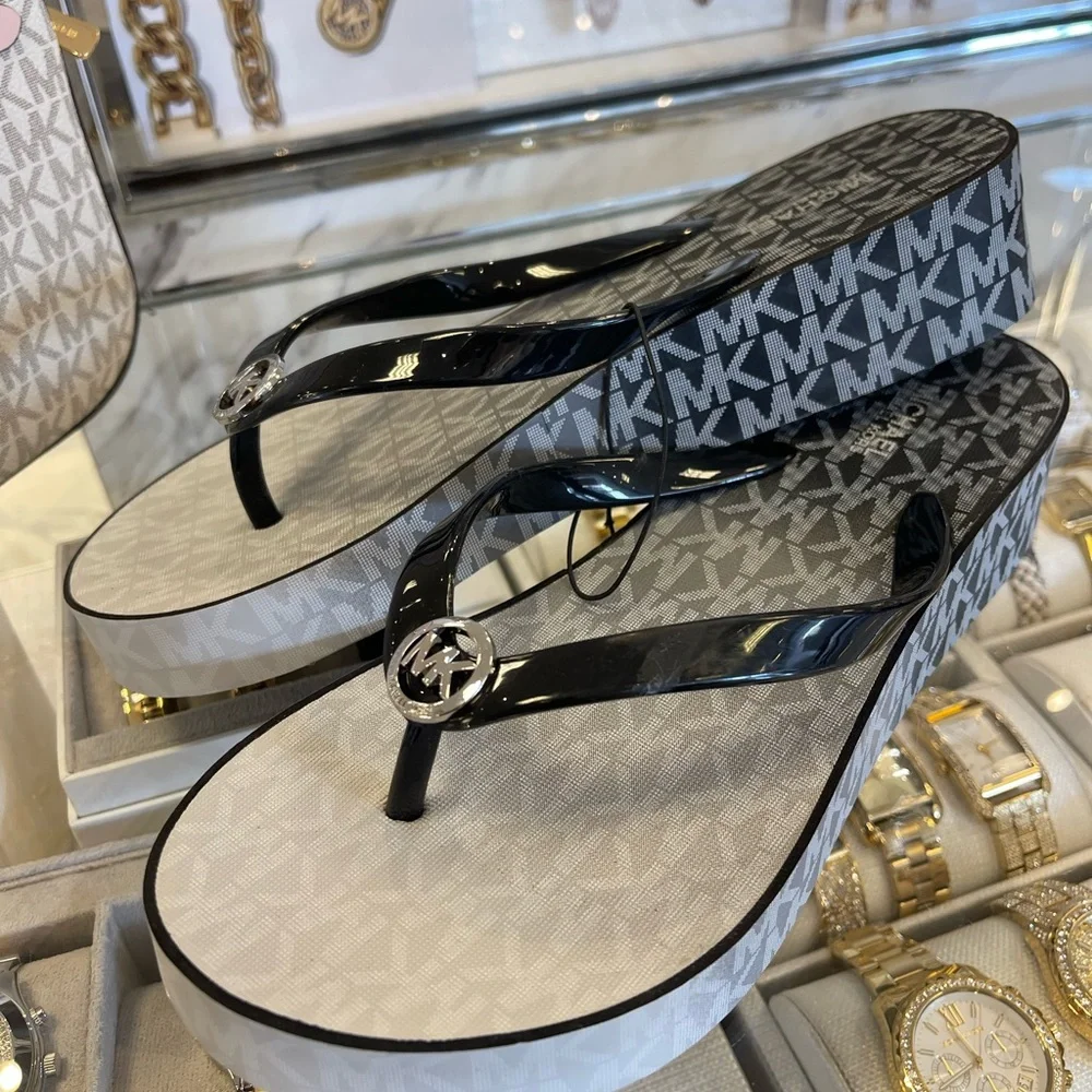 Michael Kors BEDFORD FLIP FLOP
PVC/OMBRE MK SIG
49R6BDFA1Q
Black 
NWT
Platforms - Picture 14 of 16